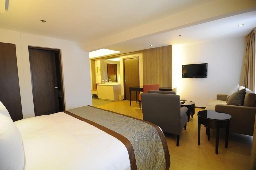 Imperial Palace Suites Quezon City Bagian luar foto
