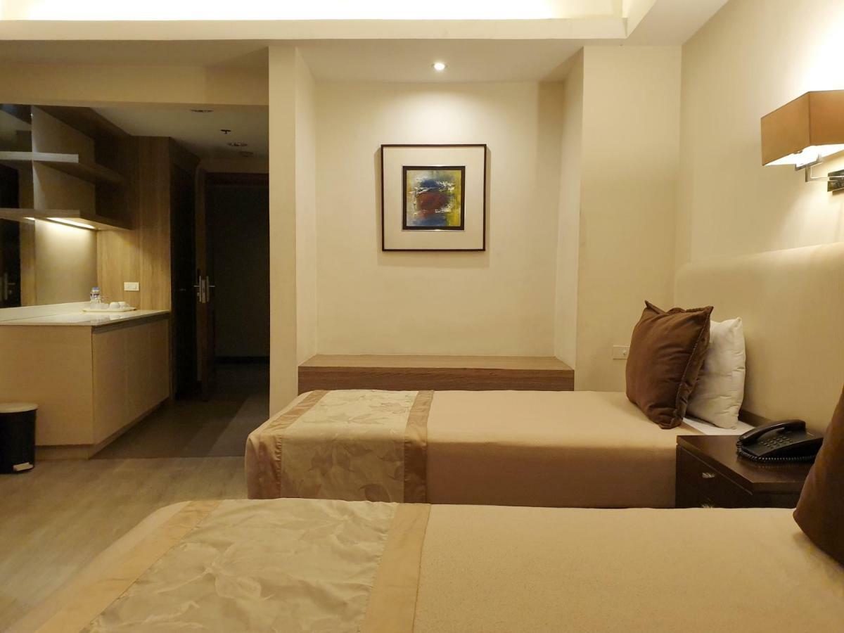 Imperial Palace Suites Quezon City Bagian luar foto