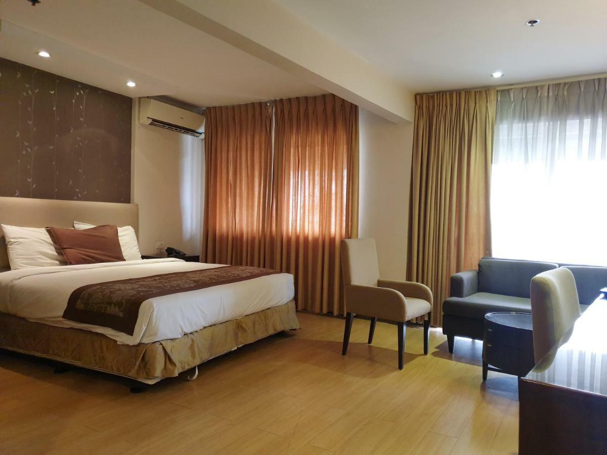 Imperial Palace Suites Quezon City Bagian luar foto