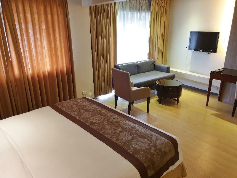 Imperial Palace Suites Quezon City Bagian luar foto